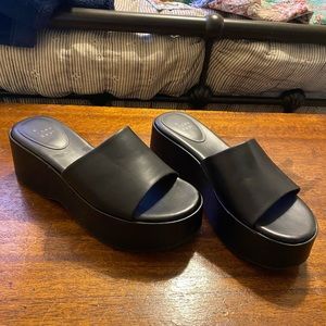 Women’s Wynona Platform Sandals brand new